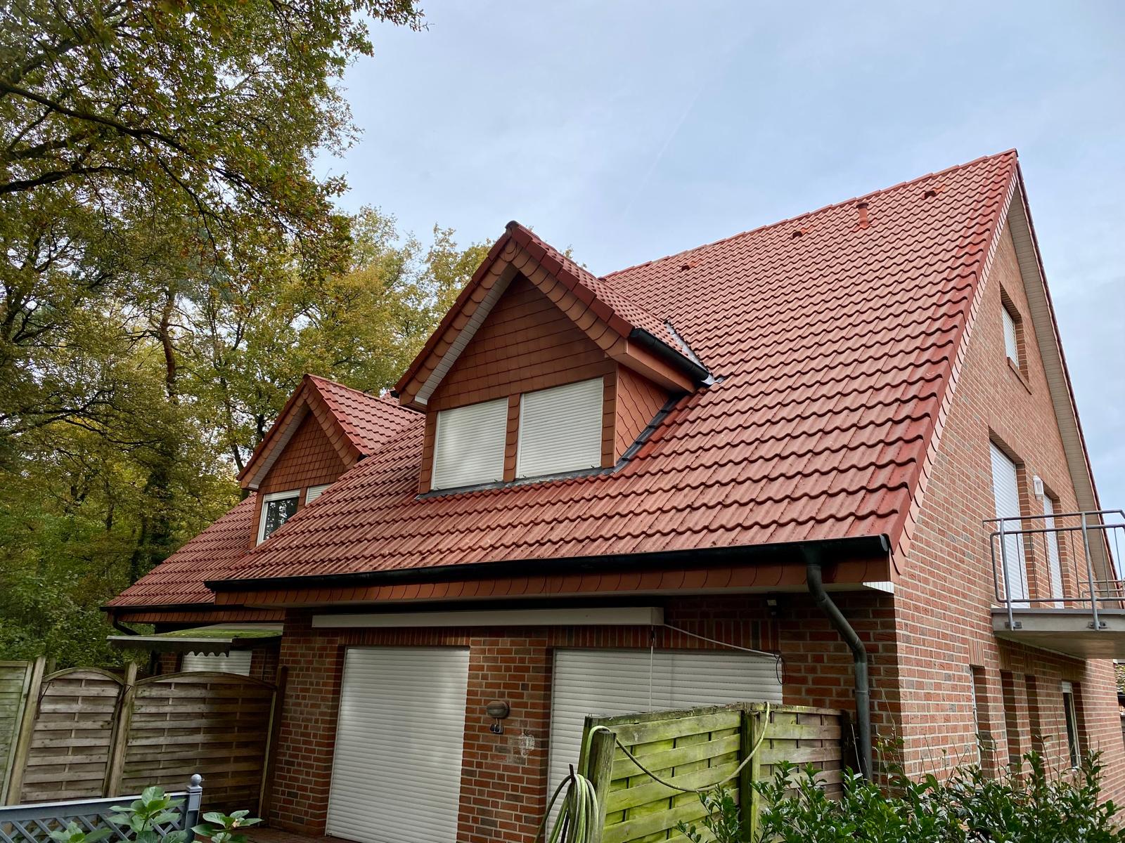 Nachher: Das gereinigte Dach in Rhede strahlt wieder in neuem Glanz.