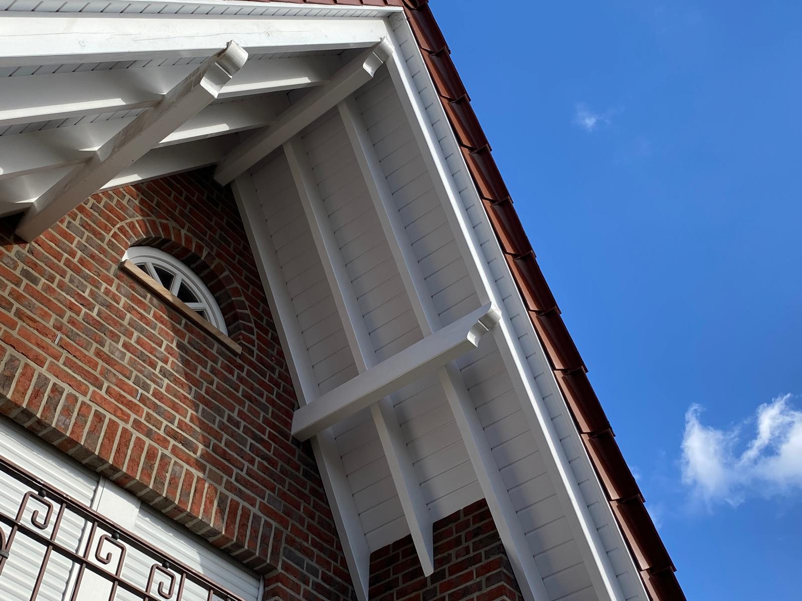 Saubere Dachuntersichten an einer Immobilie in Rhede.